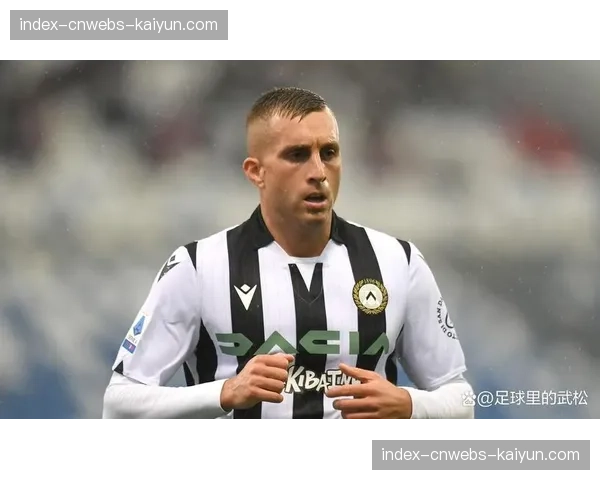 特写:乌迪内斯老将德乌洛费乌回追参与防守,展现战术纪律性 特写:乌迪内斯老将德乌洛费乌回追参与防守,展现战术纪律性