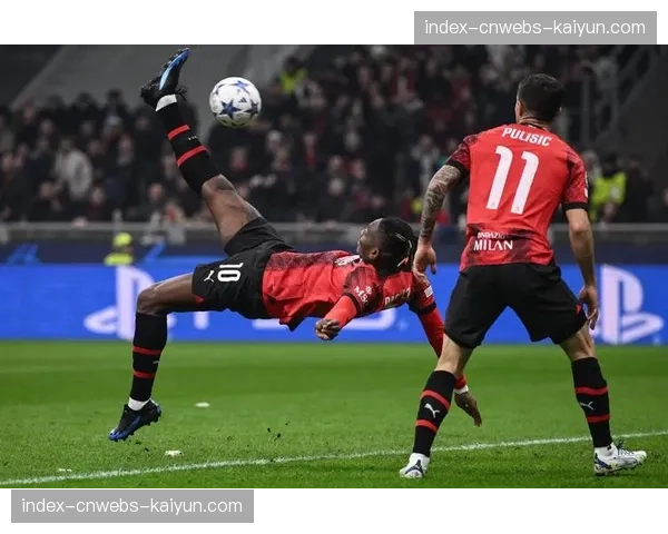 现场:莱奥禁区外远射中柱,AC米兰错失扳平良机 现场:莱奥禁区外远射中柱,AC米兰错失扳平良机