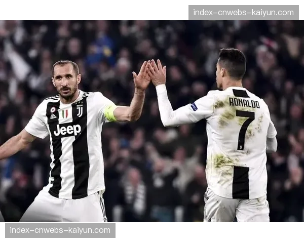 终场哨响,即将退役的沃特福德老将克莱维利被双方球员高高抛起 终场哨响,即将退役的沃特福德老将克莱维利被双方球员高高抛起