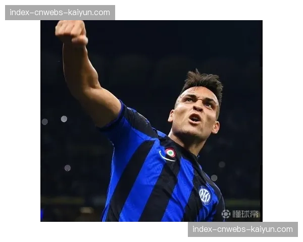 特写:赢下德比后,国际米兰队长劳塔罗将球衣赠予看台上的患病小球迷 特写:赢下德比后,国际米兰队长劳塔罗将球衣赠予看台上的患病小球迷