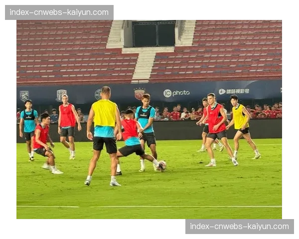 中超俱乐部主题开放日活动吸引大量家庭参与，推动足球文化普及