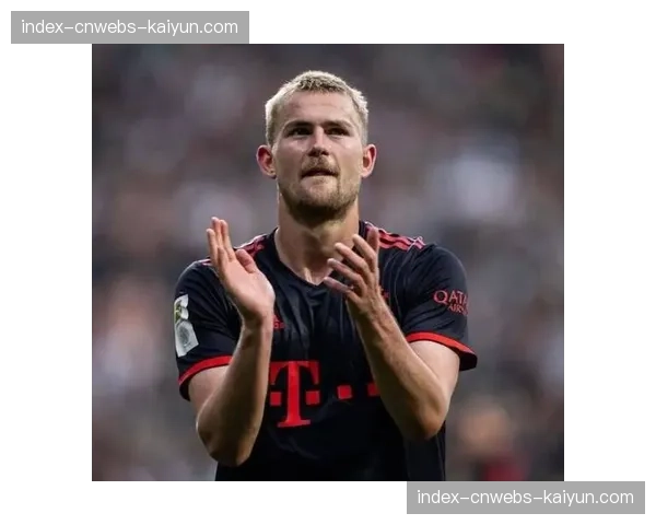 特写镜头：拜仁中卫德里赫特头部缠绷带，于门线前完成关键解围